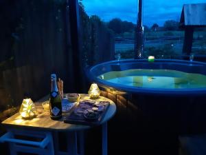 Maisons de vacances Soiree romantique avec Bain Nordique sur Domaine Equestre, Studio Tout Confort : photos des chambres
