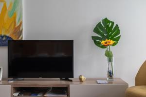 Sunflower Luxury Loft w AC Downtown and Metro