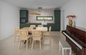 3 Bedroom Pet Friendly Home In Krmed 