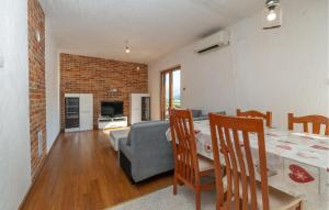 Cozy Apartment In Sveti Juraj With Wifi