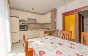 Cozy Apartment In Sveti Juraj With Wifi