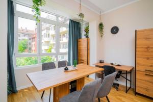 Spacious 2BD Near NDK with WorkSpace by Flat Mаnager