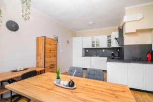 Spacious 2BD Near NDK with WorkSpace by Flat Mаnager