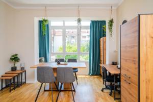 Spacious 2BD Near NDK with WorkSpace by Flat Mаnager