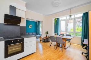 Spacious 2BD Near NDK with WorkSpace by Flat Mаnager