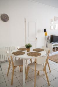 Maisons de vacances Maison de Lea, climatisee, 50 m marche local de Bergerac, terrasse : photos des chambres