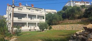 Apartments and rooms Kruna 