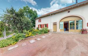 Maisons de vacances Beautiful Home In Taintrux With Wifi : photos des chambres