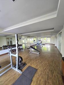 Apt Oak Tower 2BR with Wi-Fi & Pool by Damaresa