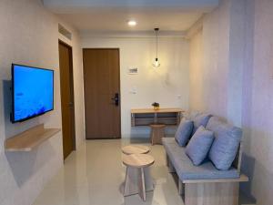 Apt Oak Tower 2BR with Wi-Fi & Pool by Damaresa