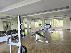 Apt Oak Tower 2BR with Wi-Fi & Pool by Damaresa