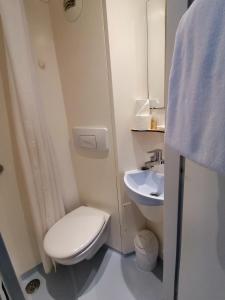 Hotels FastHotel Montpellier Ouest - Un Hotel FH Classic : Chambre Triple avec Salle de Bains