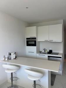 Modern Studio Near Train & Lake