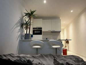 Modern Studio Near Train & Lake