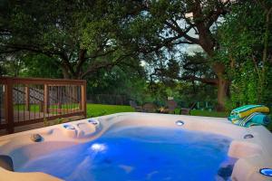 A Secret TX Hideaway, Hot Tub, Firepit, Sleeps 6