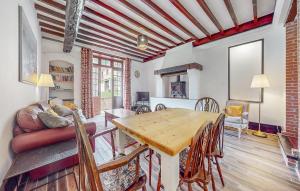 Maisons de vacances 3 Bedroom Awesome Home In Jaulgonne : photos des chambres