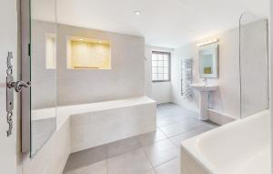 Maisons de vacances 3 Bedroom Awesome Home In Jaulgonne : photos des chambres