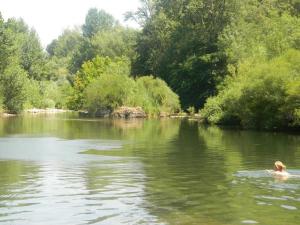 Ceps Cottage sleeps 6 with free wifi near the river