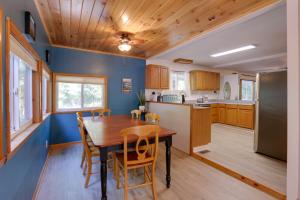 Harpers Ferry Cabin - Walk to Private Lake!