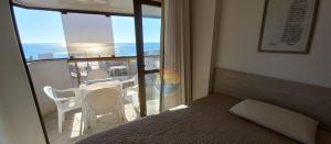 Apartamento Alto Padrão Com Vista ao Mar na Avenida Principal da Praia ao Lado de Comércio em Geral