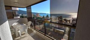 Apartamento Alto Padrão Com Vista ao Mar na Avenida Principal da Praia ao Lado de Comércio em Geral