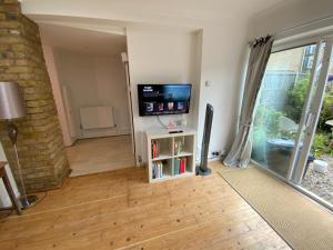 Right by Leigh Broadway Private Garden large ground fl apt