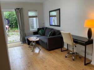 Right by Leigh Broadway Private Garden large ground fl apt