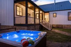 Scimitar Landing Compound, sleeps 15 - Morris Ranch
