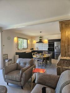 Maisons de vacances Comme un Dimanche, piscine privee avec jardin : photos des chambres