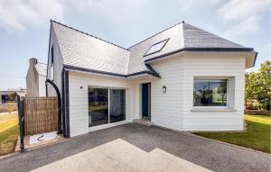 Maisons de vacances Awesome Home In Ploudalmezeau With Wifi : photos des chambres