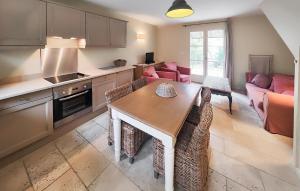 Maisons de vacances Gorgeous Home In Saint-Laurent-De-La-Ca : photos des chambres