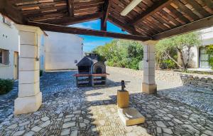 Nice Home In Saint-Laurent-De-La-Ca With Wifi