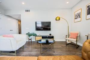 Spacious 3BD 3BA with Iconic Hollywood Sign Views from Balcony & Roofdeck!