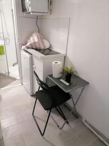 Petit studio rénové à la place Comédie