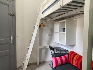 Petit studio rénové à la place Comédie