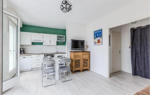 Appartements 1 Bedroom Awesome Apartment In Royan : photos des chambres