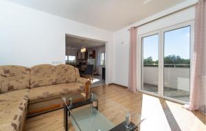 3 Bedroom Nice Apartment In Radasinovci 
