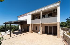 2 Bedroom Lovely Apartment In Rtina