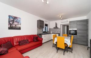 2 Bedroom Lovely Apartment In Rtina