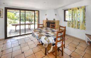 Maisons de vacances Stunning Home In Uchaux : photos des chambres