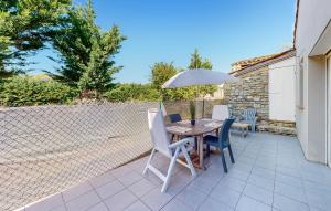Maisons de vacances 2 Bedroom Gorgeous Home In Mercues : photos des chambres