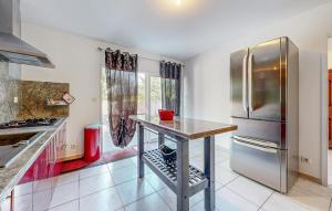 Maisons de vacances 2 Bedroom Gorgeous Home In Mercues : photos des chambres