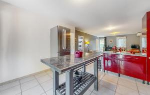 Maisons de vacances 2 Bedroom Gorgeous Home In Mercues : photos des chambres