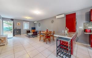 Maisons de vacances 2 Bedroom Gorgeous Home In Mercues : photos des chambres