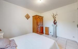 Maisons de vacances 2 Bedroom Gorgeous Home In Mercues : photos des chambres