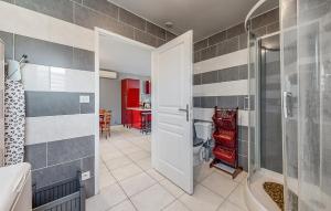 Maisons de vacances 2 Bedroom Gorgeous Home In Mercues : photos des chambres