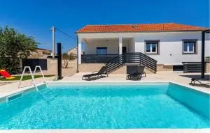 3 Bedroom Awesome Home In Rastevic - Nadin