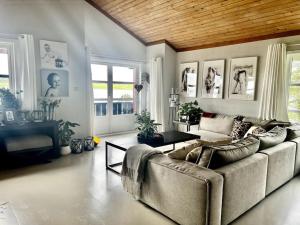 Beautiful Seafront Home, 5 Min to ONS