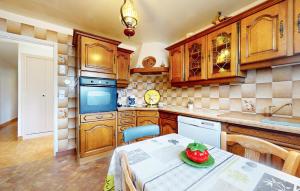 Maisons de vacances 3 Bedroom Lovely Home In Fontenay : photos des chambres