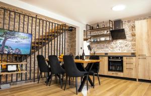 Awesome Home In Zmijavci With Wifi 